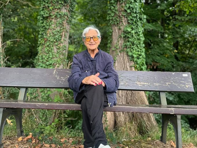 На 101 г. Ласа вдига тежести във фитнеса без проблем