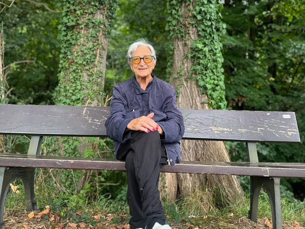 На 101 г. Ласа вдига тежести във фитнеса без проблем