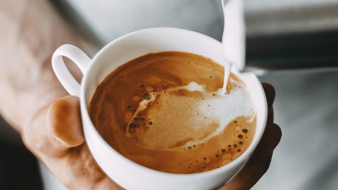 Изследванията показват че топлите напитки като чая могат да помогнат