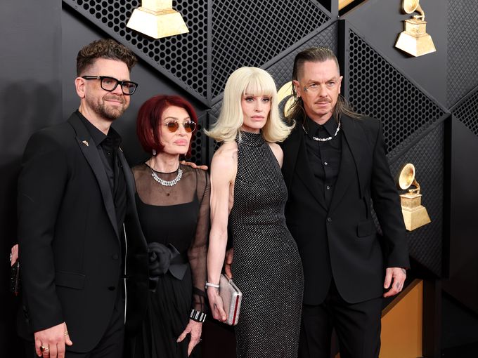 Сълзи на сцената и тиха болка на червения килим: Шарън и Кели Озбърн на „Грами“