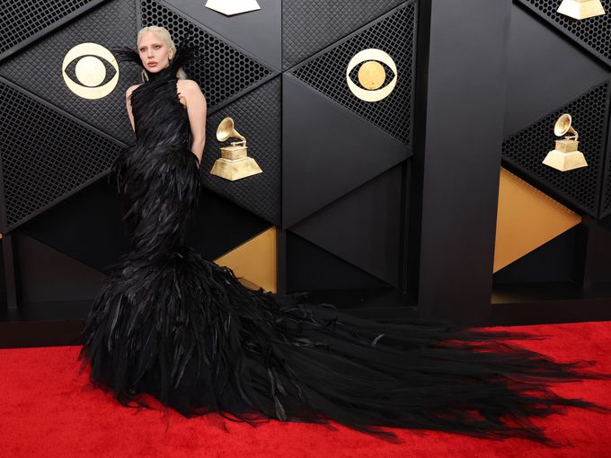 Силни силуети, блясък и авангард: Най-добре облечените звезди на наградите "Грами" 2026