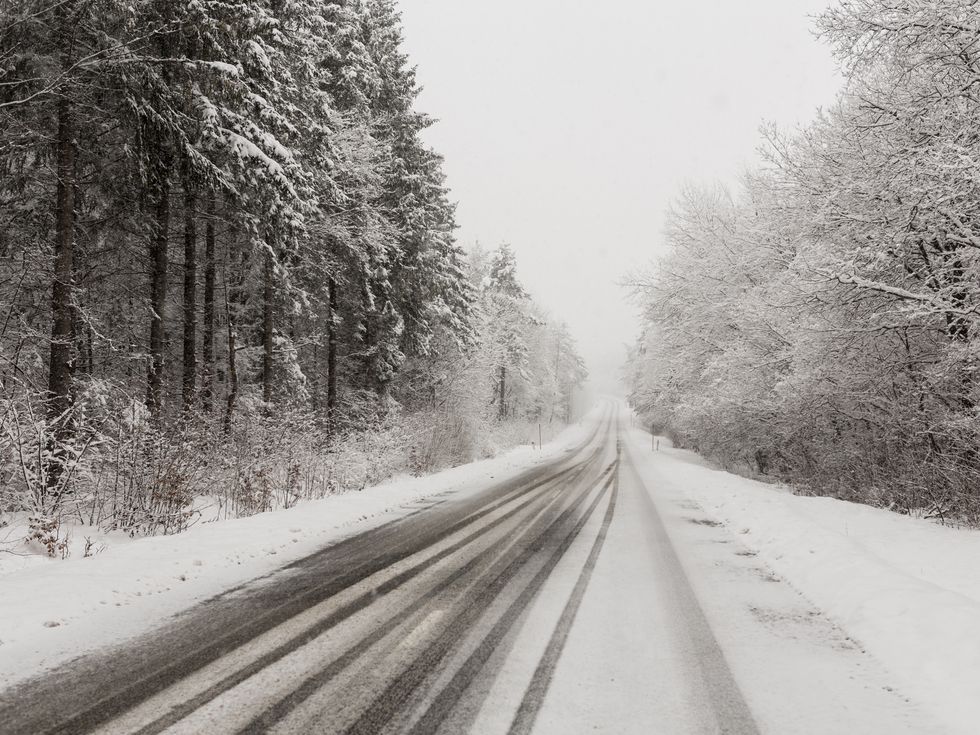 Ледено начало на седмицата: Понеделник идва със студ и много сняг