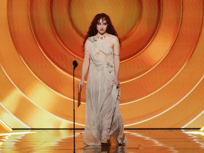 Най-зле облечените звезди на „Грами“ 2026: Хайди Клум и Чапъл Роан поведоха парада на модните недоразумения (Снимки)