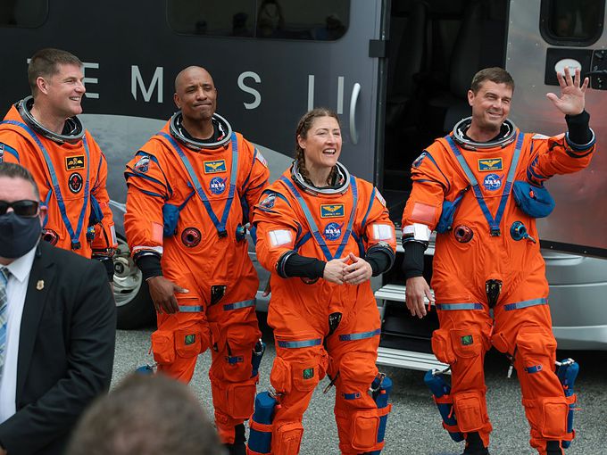 Кристина Кох: Първата жена, която полетя към Луната и припомни на човечеството какво е да се целиш високо