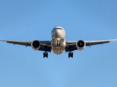 Как да подготвим дете под 3 години за полет със самолет: Пълен наръчник за родители