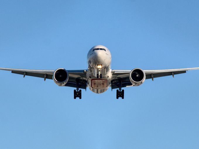 Как да подготвим дете под 3 години за полет със самолет: Пълен наръчник за родители