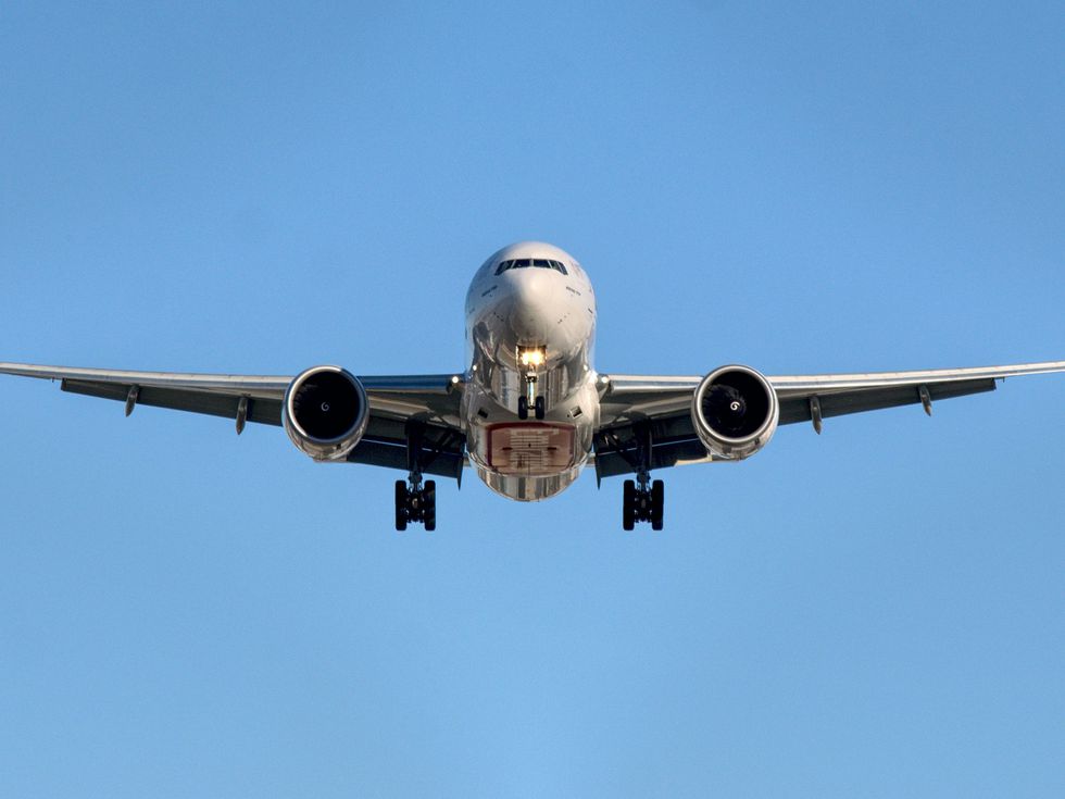 Как да подготвим дете под 3 години за полет със самолет: Пълен наръчник за родители