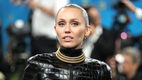 Майли Сайръс се появи в дръзка и провокативна рокля на