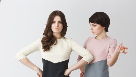 Картината на жените които са враждебни към своите сестри които