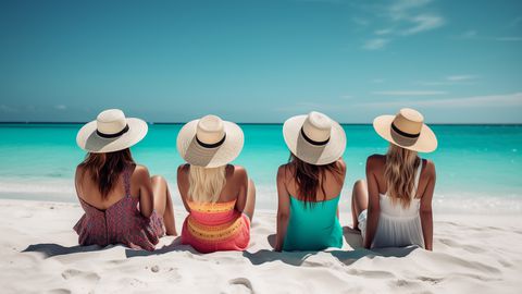 Вятърът в косите топлият пясък под краката и усещането че