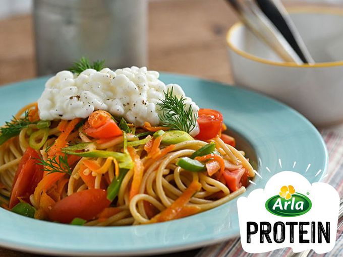 Пълнозърнести спагети със сирене котидж Arla® Protein и свежи зеленчуци