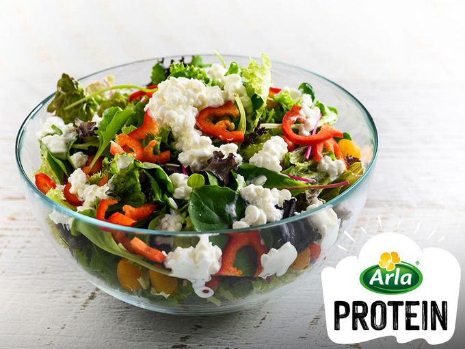 Зелена салата с крекери и Arla® Protein Cottage Cheese