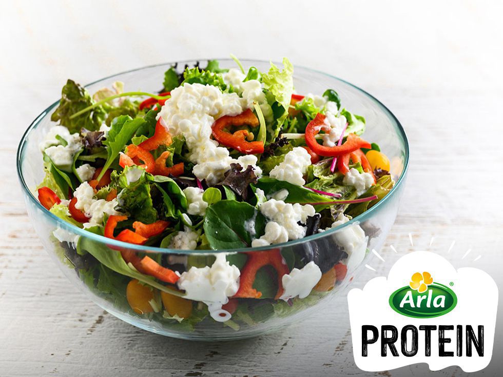 Зелена салата с крекери и Arla® Protein Cottage Cheese
