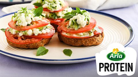 Този съвременен прочит на класическия критски дакос съчетава хрупкавата основа