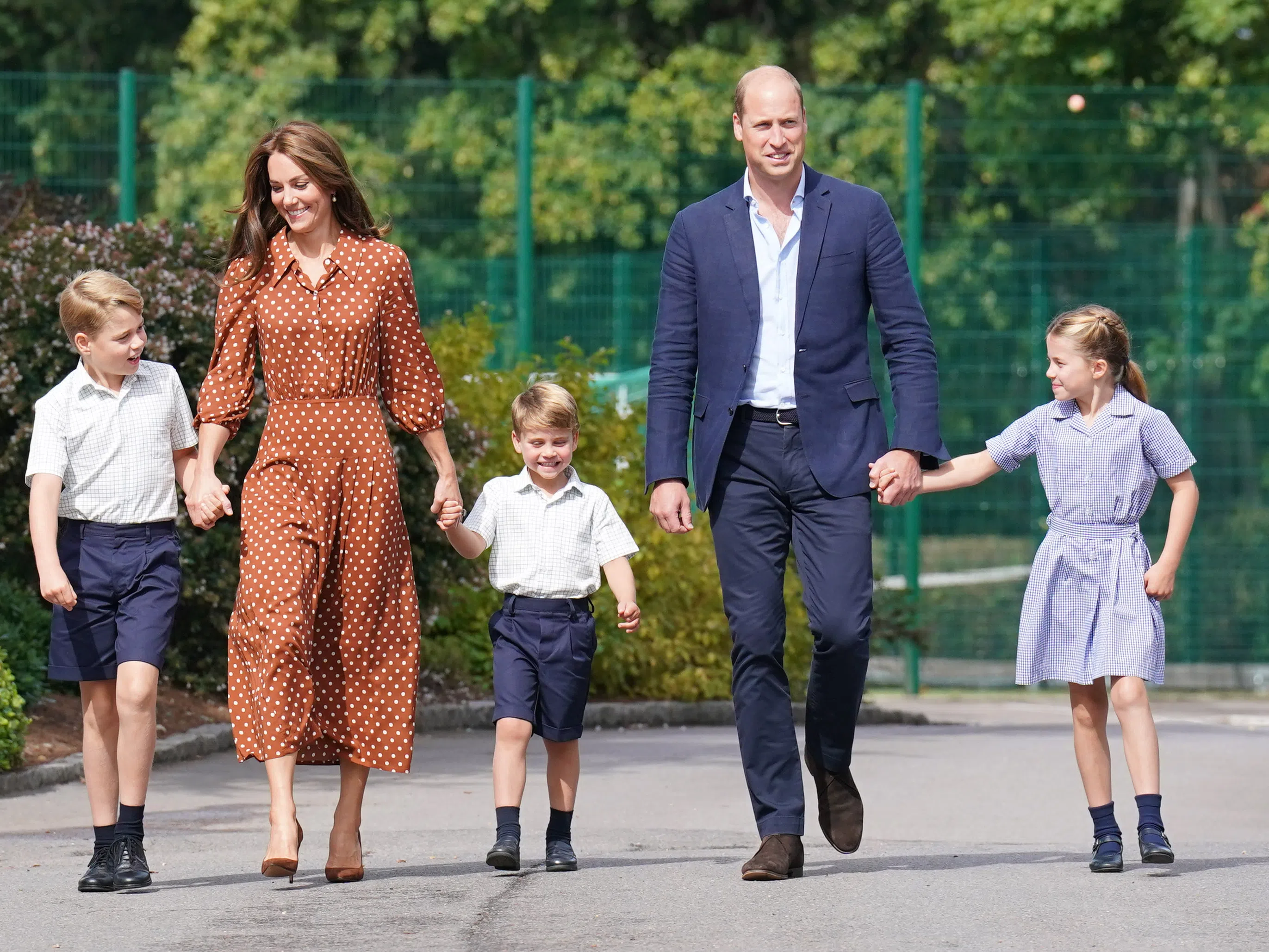 Защо децата на принц Уилям и Кейт носят дрехи на роднините си?