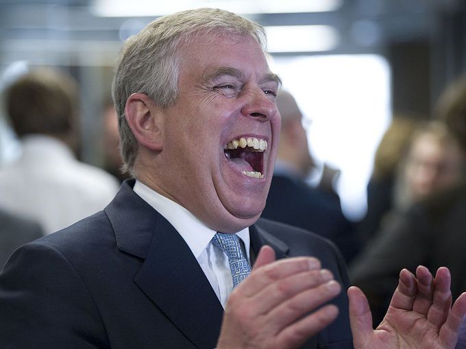 Нови доказателства срещу Андрю и Епстийн: Скандалната снимка с Вирджиния Джуфре е истинска