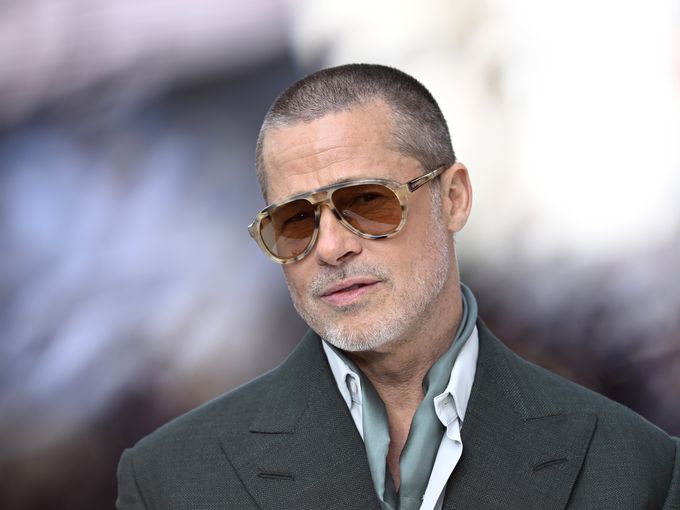 Тъмната сянка зад блясъка: Джефри Епстийн е следял любовния живот на Брад Пит и е бил поканен на премиера на „Z-та световна война“