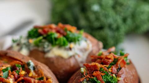 Пълнените сладки картофи с са вкусно и засищащо ястие съчетаващо