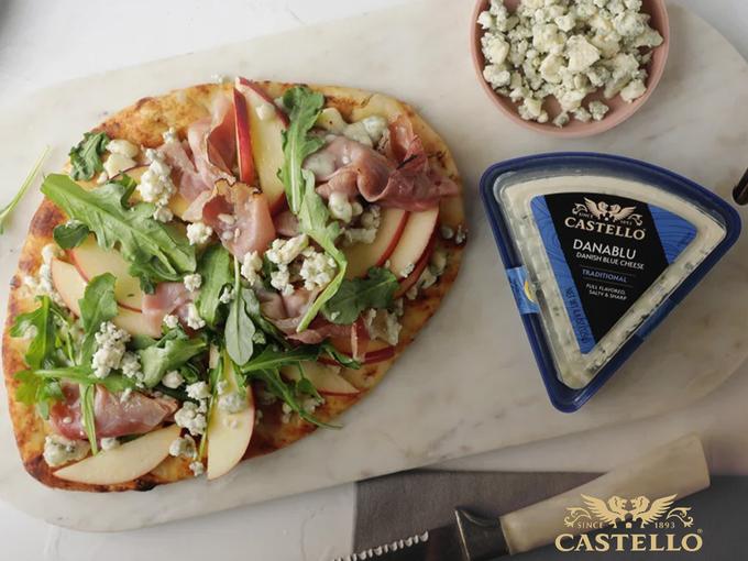 Плосък хляб с Castello® Danablu, ябълка и прошуто