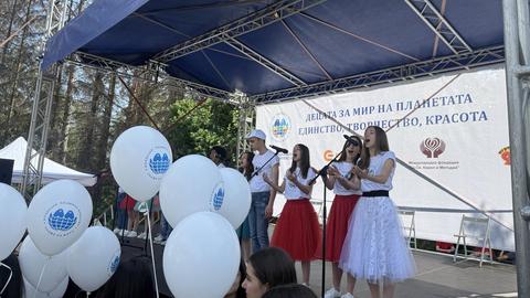 С думи за мир надежда и единение 19 годишната Катерина Славкова