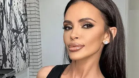 Майката на Мария пристигна на гръцкия остров Корфу където певицата