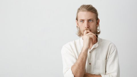 Възрастен мъж и плюшено мече Как една играчка му помогна