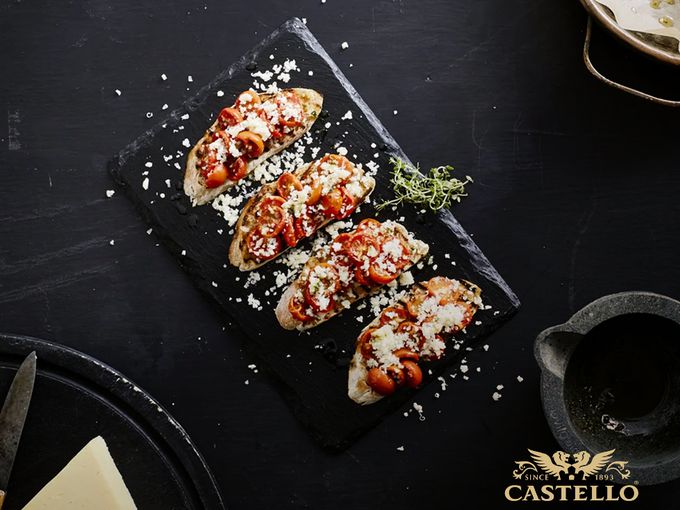 Брускета с полусушени домати и настърган чедър Castello®