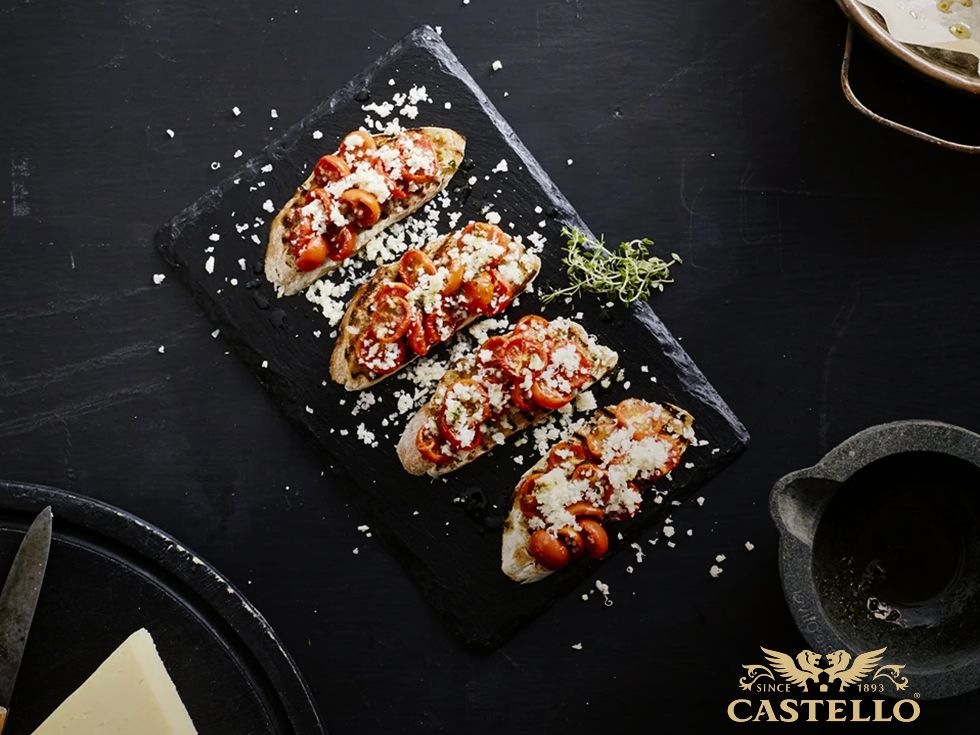 Брускета с полусушени домати и настърган чедър Castello®