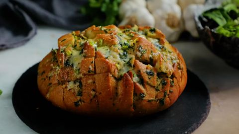 Необходими продукти 1 хляб с хрупкава кора по избор100 г