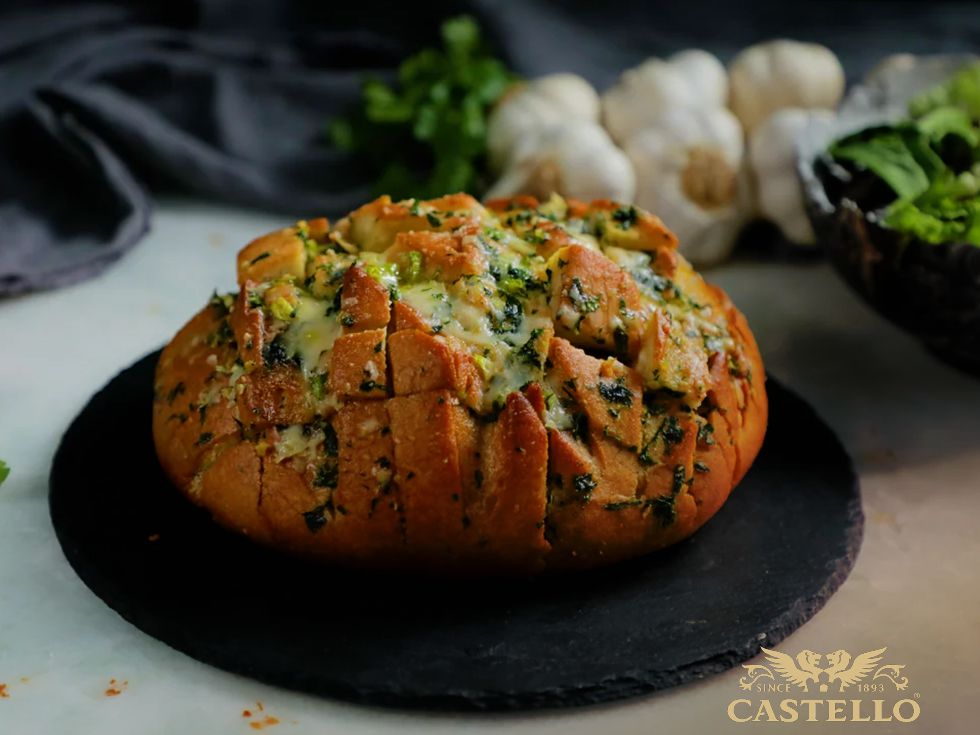 Чеснов хляб с чедър Castello®