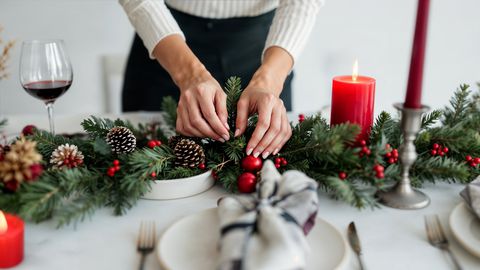 Подредбата на новогодишната трапеза заема ключово място в подготовката за