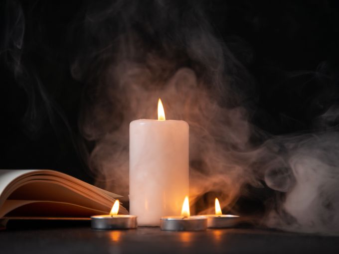 Как да сбъднете всяко свое желание чрез магия със свещи