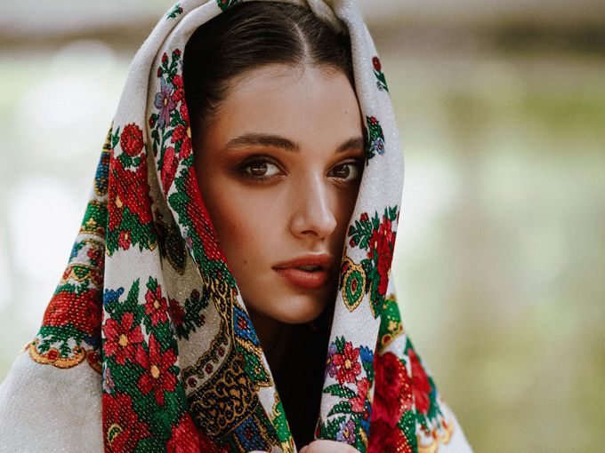 Елегантност и родолюбие: Вижте кои популярни българки облякоха народна носия и покориха социалните мрежи на 3 март