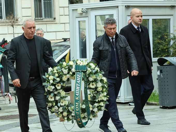 Сбогом, капитане: България изпраща легендата Боби Михайлов по последния му земен път (Снимки)