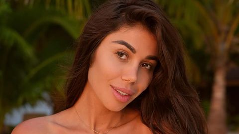 Даниела Рупецова заинтригува феновете си с поредните кадри по бански Писателката