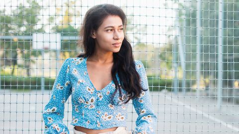 Белите дънкови шорти са универсална част от летния гардероб която