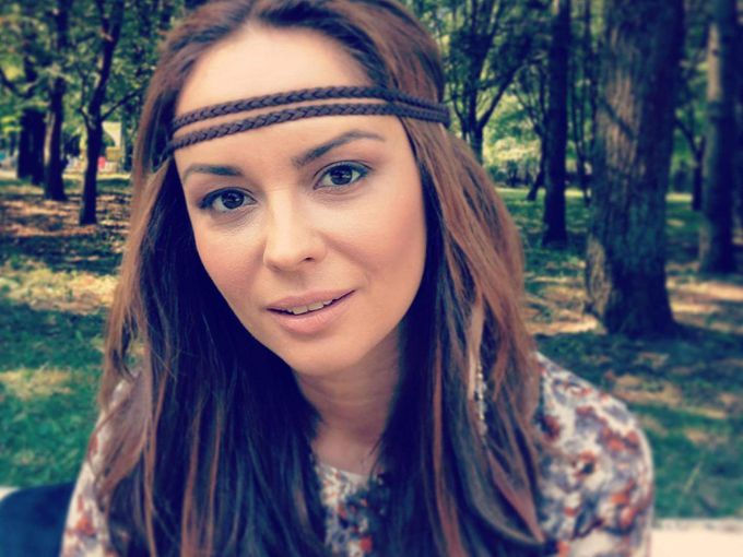 Усмивки от старите ленти: Вижте красивата Вики от "Мастило" преди 10 г.