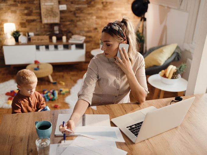 Родителите на деца до 12 години може да работят от вкъщи през лятната ваканция?