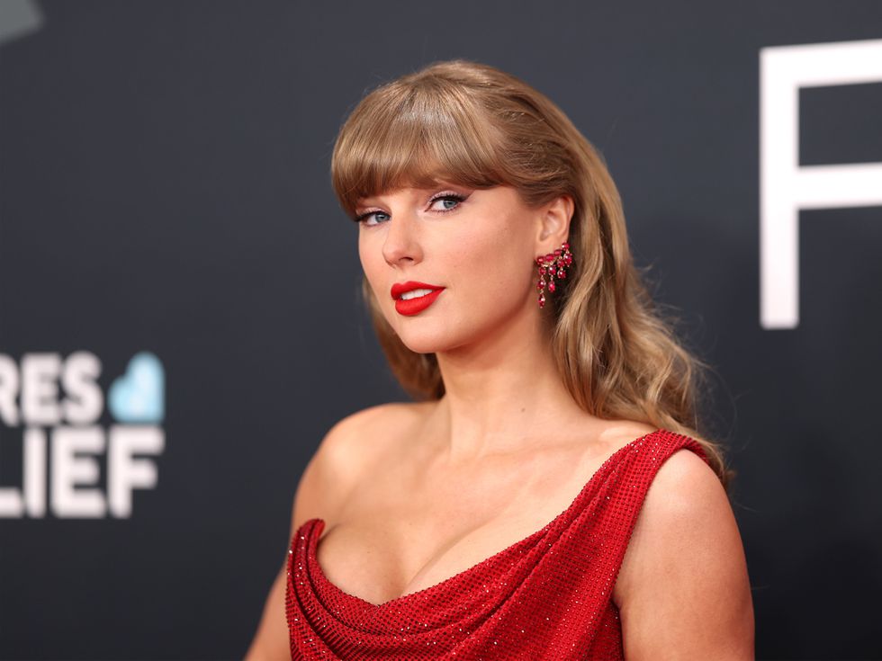 Фенове на Тейлър Суифт с нова теория: Певицата може да пътува във времето (Видео)