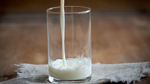 Изливането на мляко в мивката е навик който много хора