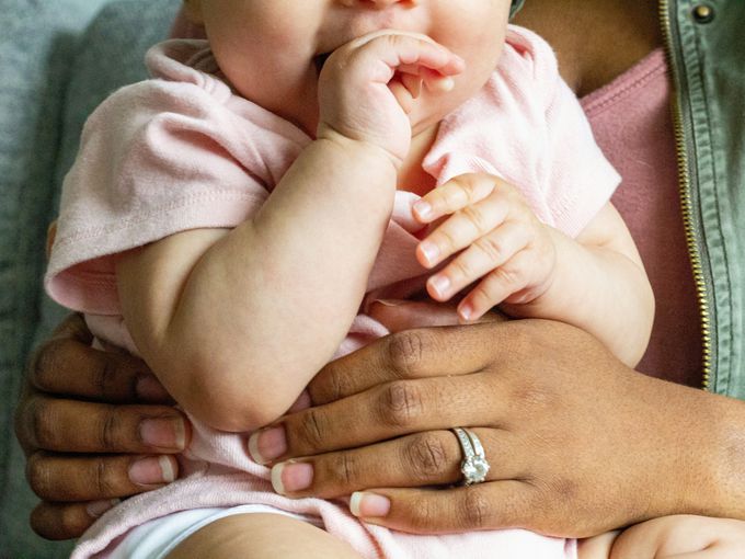 Капризите на генетиката: Защо в семейството на нигерийци се роди бяла дъщеря и каква стана тя на 13 години