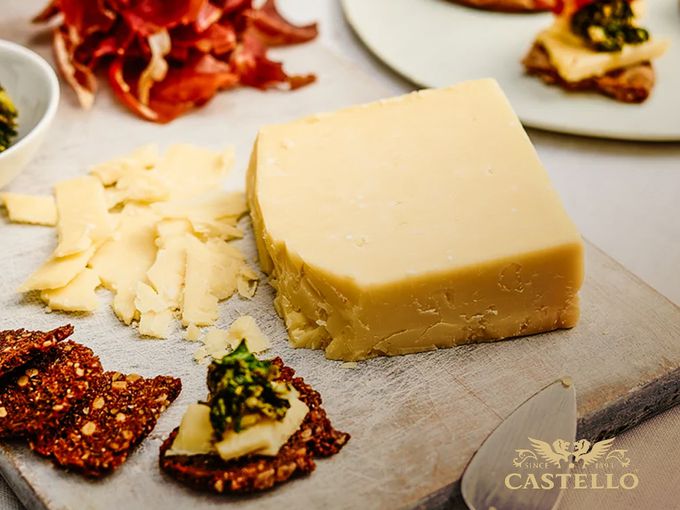 Зрял чедър Castello® с хрупкаво прошуто и зелена тапенада