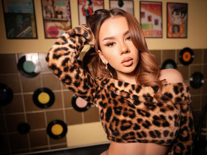 Нова провокация: Симона от "Като две капки вода" подлуди феновете (Снимки)