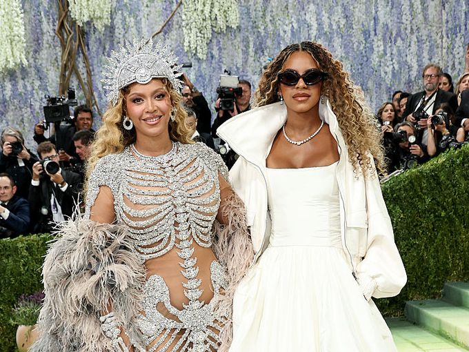 14-годишната Блу Айви Картър наруши правило на Мет Гала с впечатляващ дебют