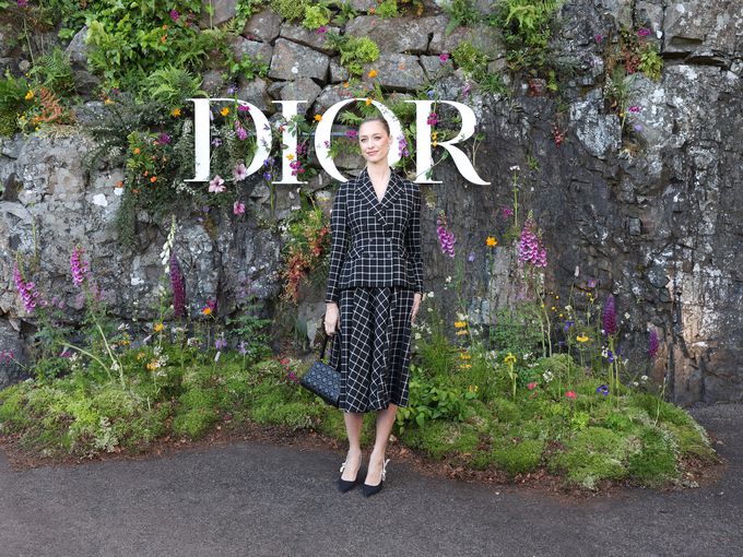 Рокля - одеяло и пънк килт – шоуто на Dior Cruise 2025 в Шотландия преоткрива емблематични парчета по любимите места на Monsieur Dior