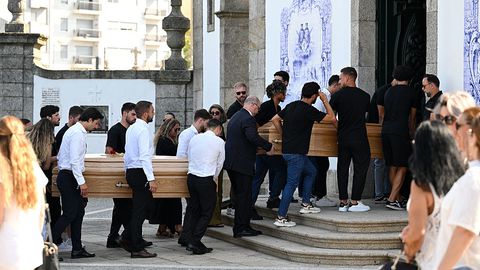 Семейството и приятелите на футболиста на Ливърпул Диого Жота и