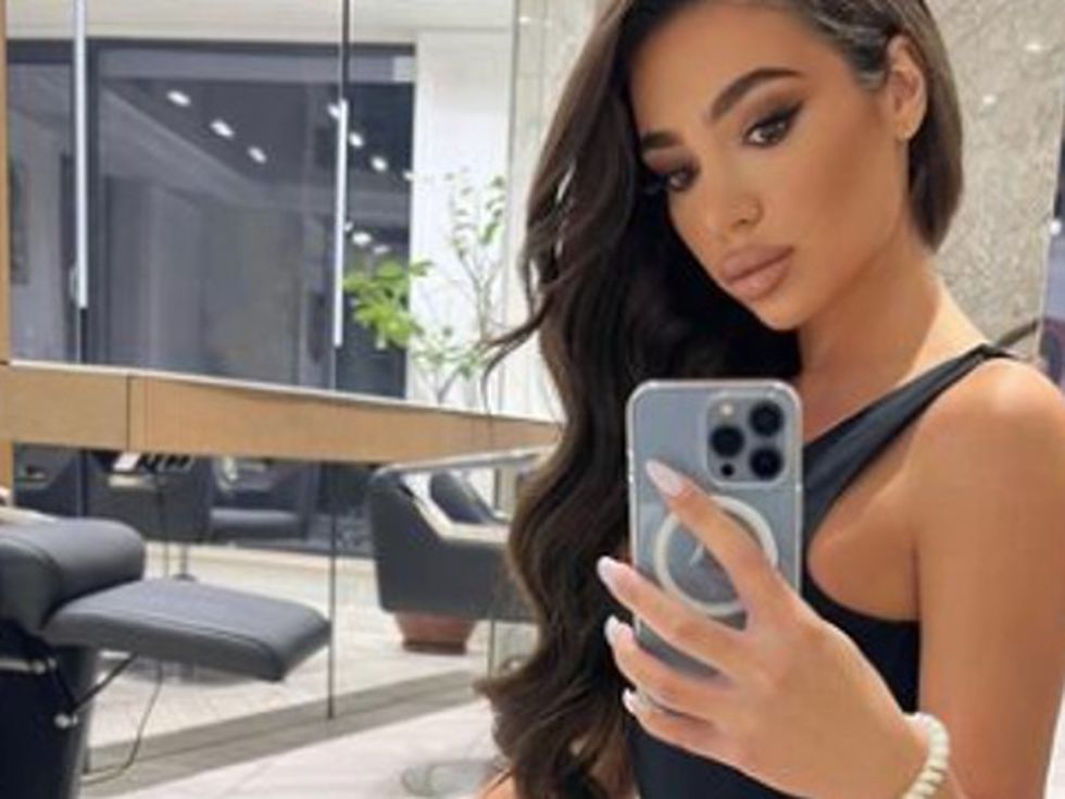 Горещо: Джия се разголи и награби Валерия (снимка)