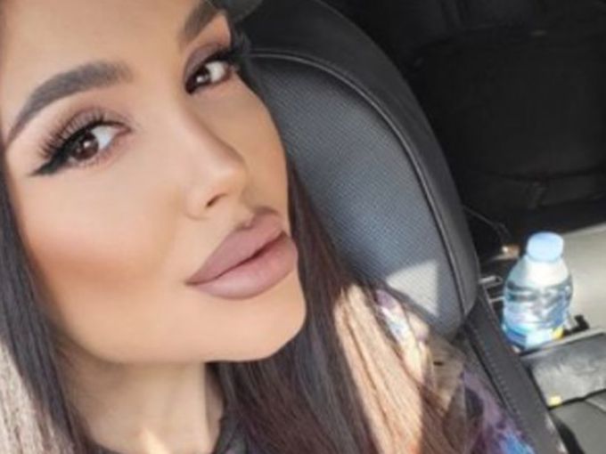 Какво се случва: Яница легна гола сред банани (снимки)