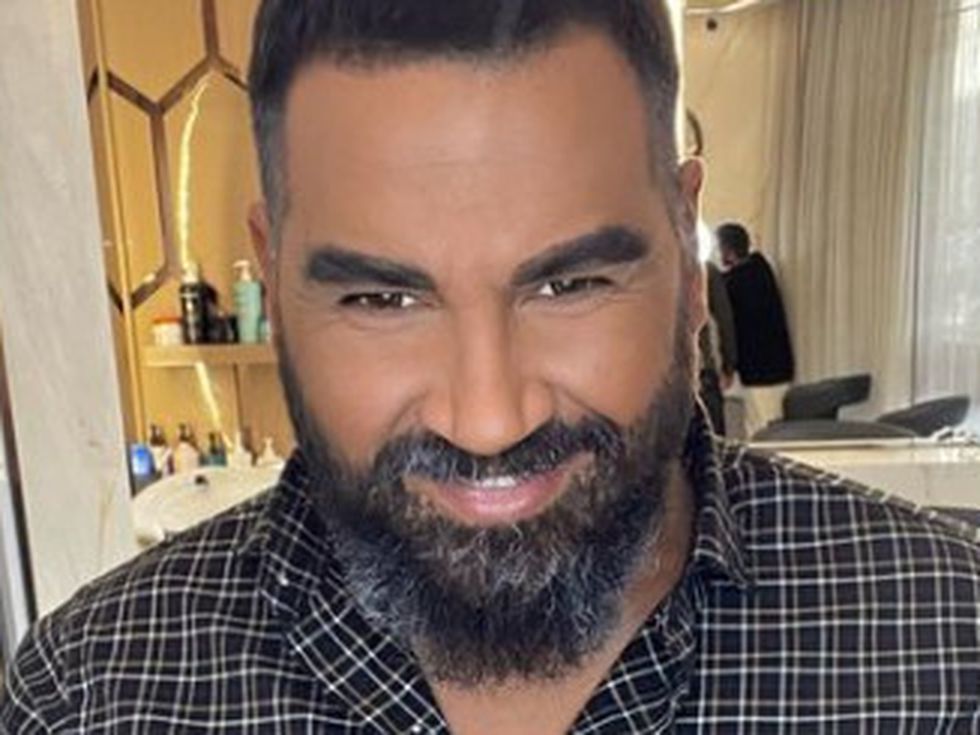 Азис на 45: Кой загадъчен мъж заинтригува певецът и той сам пожела да се снима с него (Снимки)