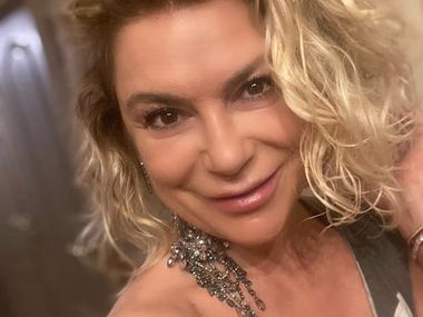 Кремена Халваджиян духна 54 свещички: 4 поколения се събраха за празника ѝ (Снимки)